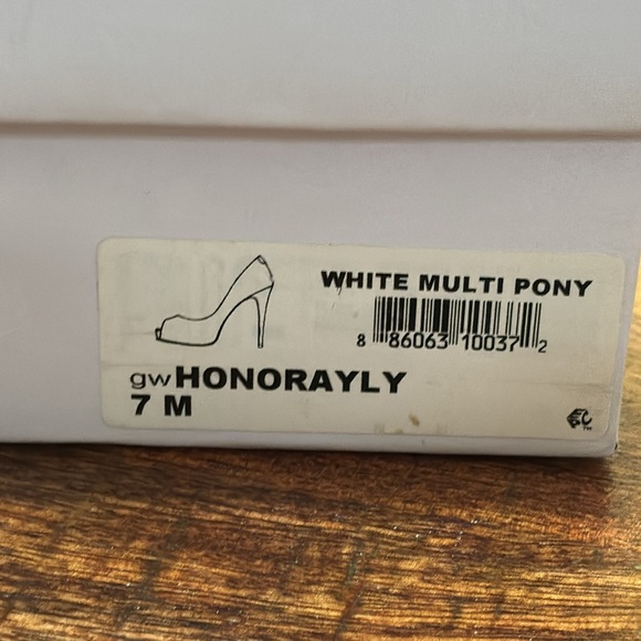 Guess Women's Honora Platform Pumps - Picture 11 of 12